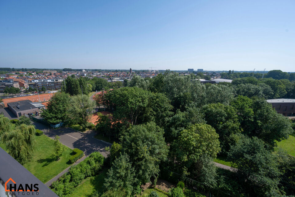 Dit ruim appartement op de 9de verdieping met lift is gelegen te midden van scholen, openbaar vervoer, winkels en andere voorzieningen.
Het beschikt over een inkomhal met berging, een lichtrijke leefruimte met een terras vooraan en een ge&iuml;nstalleerde keu
