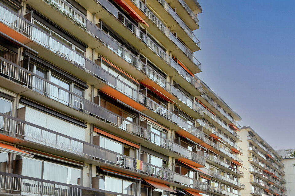Dit ruim appartement op de 9de verdieping met lift is gelegen te midden van scholen, openbaar vervoer, winkels en andere voorzieningen.
Het beschikt over een inkomhal met berging, een lichtrijke leefruimte met een terras vooraan en een ge&iuml;nstalleerde keu