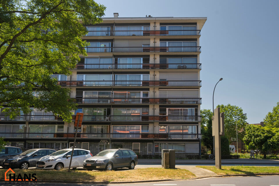 Gezellig, deels gerenoveerd appartement met ruim terras en garagebox.
Dit appartement bevind zich op de bovenste verdieping van het gebouw.
Het beschikt over een lichtrijke leefruimte door ramen aan beide zijden, keuken met kasten, kookplaat, dampkap en o