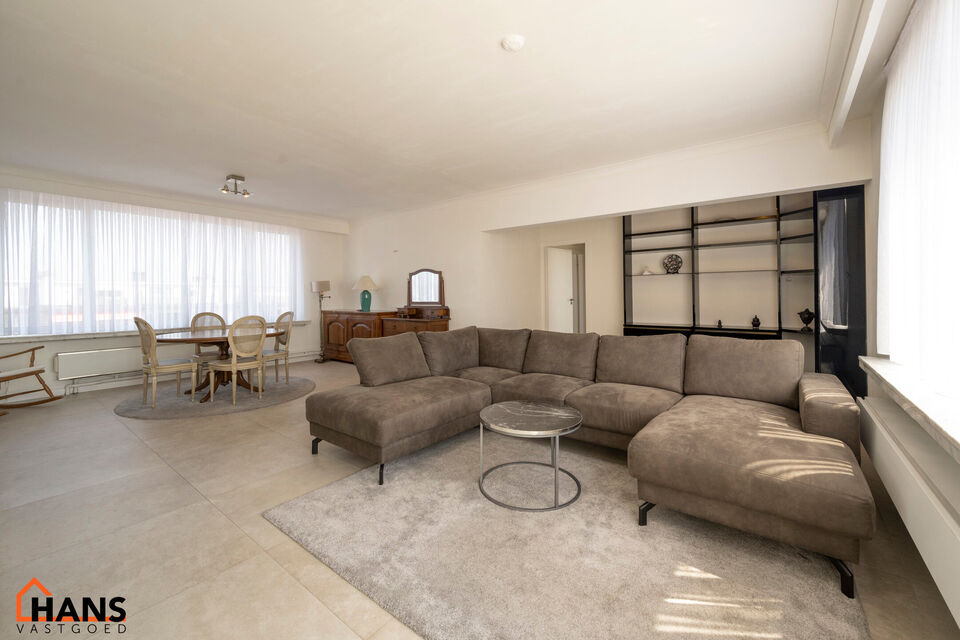 Gezellig, deels gerenoveerd appartement met ruim terras en garagebox.
Dit appartement bevind zich op de bovenste verdieping van het gebouw.
Het beschikt over een lichtrijke leefruimte door ramen aan beide zijden, keuken met kasten, kookplaat, dampkap en o
