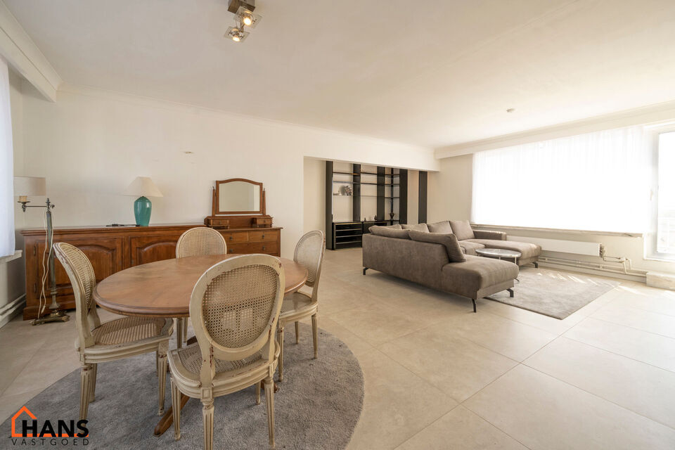 Gezellig, deels gerenoveerd appartement met ruim terras en garagebox.
Dit appartement bevind zich op de bovenste verdieping van het gebouw.
Het beschikt over een lichtrijke leefruimte door ramen aan beide zijden, keuken met kasten, kookplaat, dampkap en o