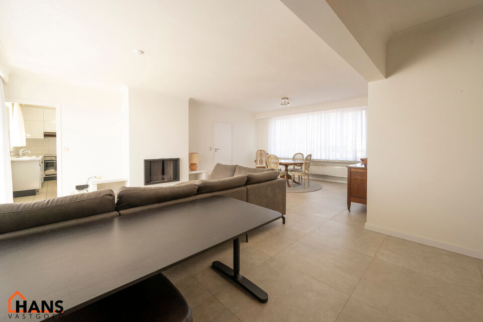 Gezellig, deels gerenoveerd appartement met ruim terras en garagebox.
Dit appartement bevind zich op de bovenste verdieping van het gebouw.
Het beschikt over een lichtrijke leefruimte door ramen aan beide zijden, keuken met kasten, kookplaat, dampkap en o