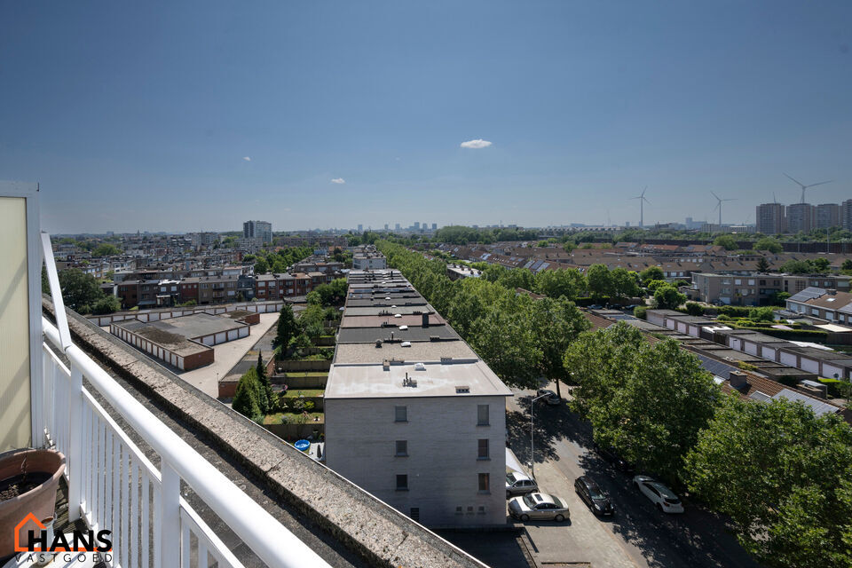 Gezellig, deels gerenoveerd appartement met ruim terras en garagebox.
Dit appartement bevind zich op de bovenste verdieping van het gebouw.
Het beschikt over een lichtrijke leefruimte door ramen aan beide zijden, keuken met kasten, kookplaat, dampkap en o