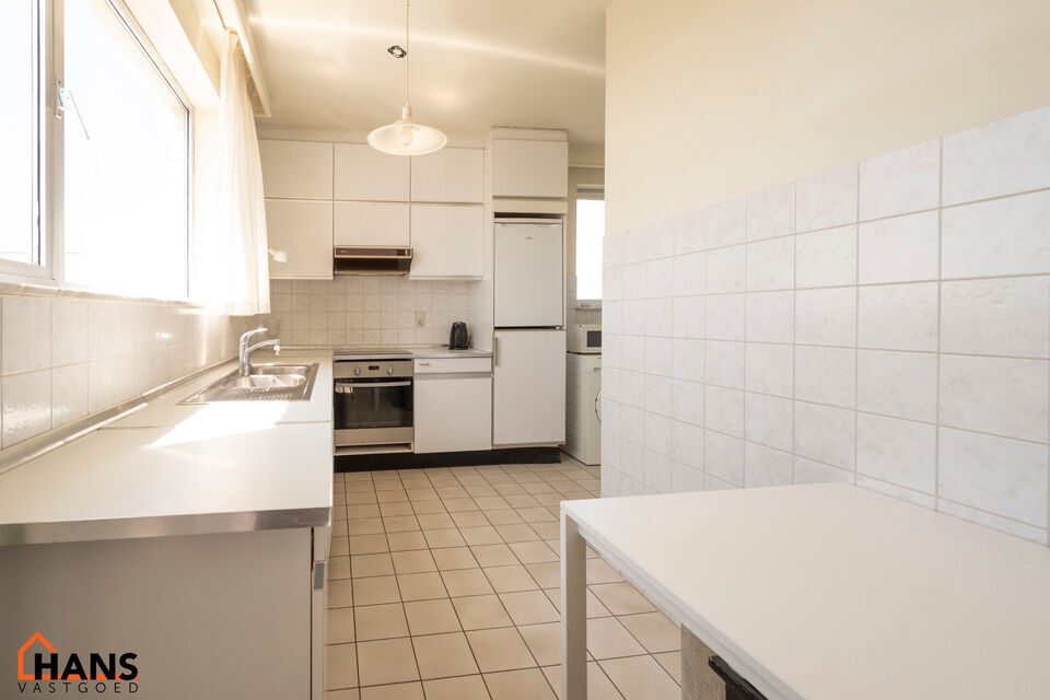 Gezellig, deels gerenoveerd appartement met ruim terras en garagebox.
Dit appartement bevind zich op de bovenste verdieping van het gebouw.
Het beschikt over een lichtrijke leefruimte door ramen aan beide zijden, keuken met kasten, kookplaat, dampkap en o