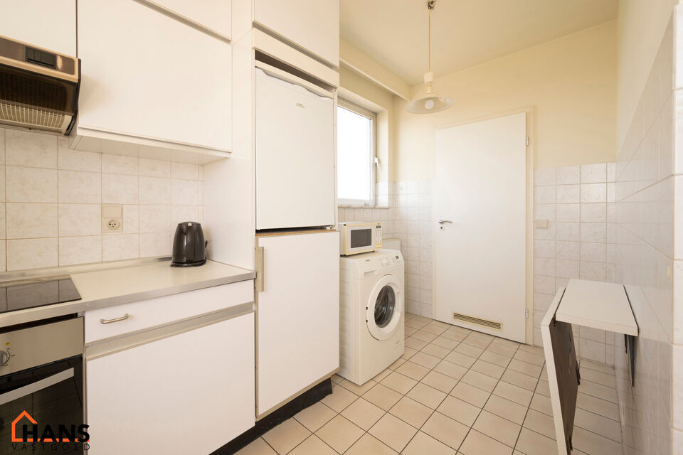Gezellig, deels gerenoveerd appartement met ruim terras en garagebox.
Dit appartement bevind zich op de bovenste verdieping van het gebouw.
Het beschikt over een lichtrijke leefruimte door ramen aan beide zijden, keuken met kasten, kookplaat, dampkap en o