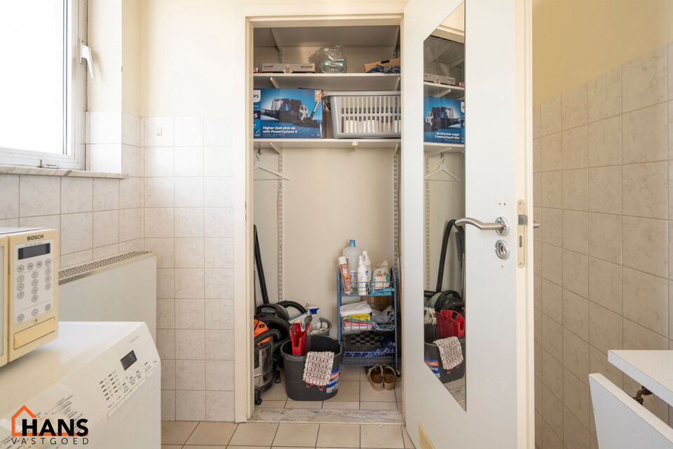 Gezellig, deels gerenoveerd appartement met ruim terras en garagebox.
Dit appartement bevind zich op de bovenste verdieping van het gebouw.
Het beschikt over een lichtrijke leefruimte door ramen aan beide zijden, keuken met kasten, kookplaat, dampkap en o