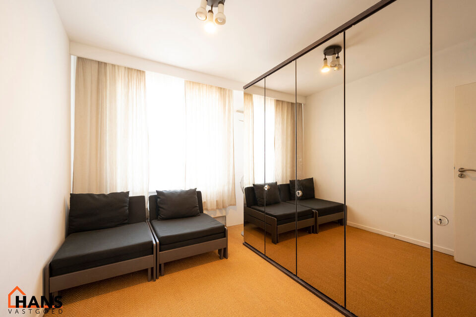 Gezellig, deels gerenoveerd appartement met ruim terras en garagebox.
Dit appartement bevind zich op de bovenste verdieping van het gebouw.
Het beschikt over een lichtrijke leefruimte door ramen aan beide zijden, keuken met kasten, kookplaat, dampkap en o
