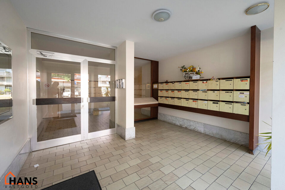 Gezellig, deels gerenoveerd appartement met ruim terras en garagebox.
Dit appartement bevind zich op de bovenste verdieping van het gebouw.
Het beschikt over een lichtrijke leefruimte door ramen aan beide zijden, keuken met kasten, kookplaat, dampkap en o