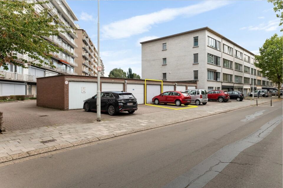 Gezellig, deels gerenoveerd appartement met ruim terras en garagebox.
Dit appartement bevind zich op de bovenste verdieping van het gebouw.
Het beschikt over een lichtrijke leefruimte door ramen aan beide zijden, keuken met kasten, kookplaat, dampkap en o
