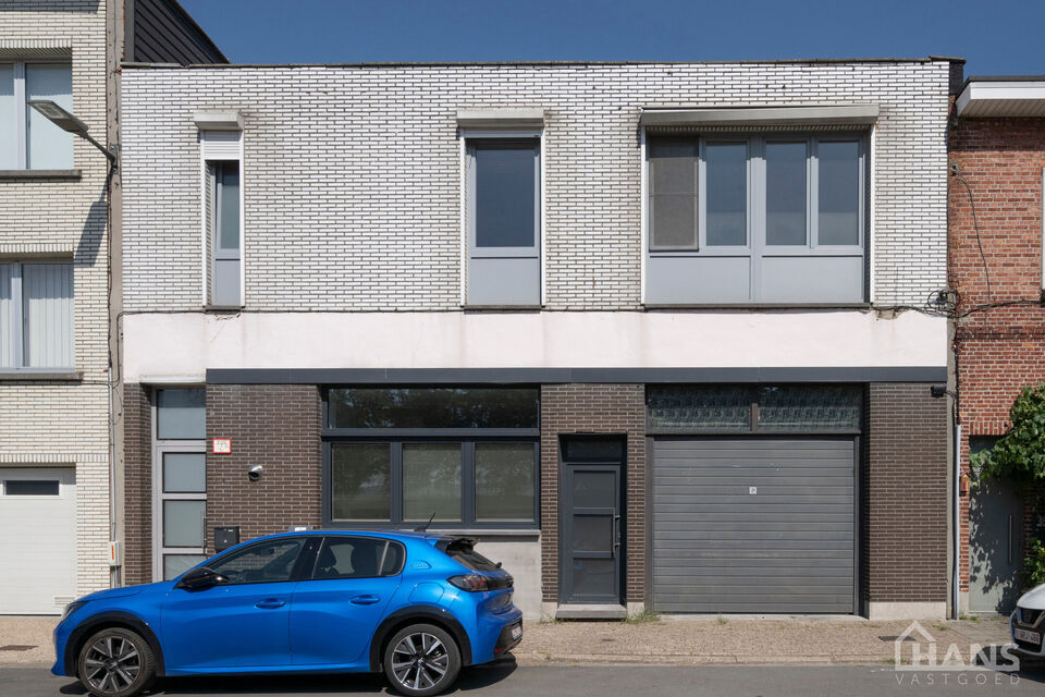 Opgefrist appartement op toffe locatie.

Lichtrijke leefruimte; ruime ge&iuml;nstalleerde keuken; veranda; terras; 2 slaapkamers; badkamer met douche in bad, toilet en wastafel in meubel.

Geen gemeenschappelijke kosten.  Nutsvoorzieningen zijn privatief.
Ges