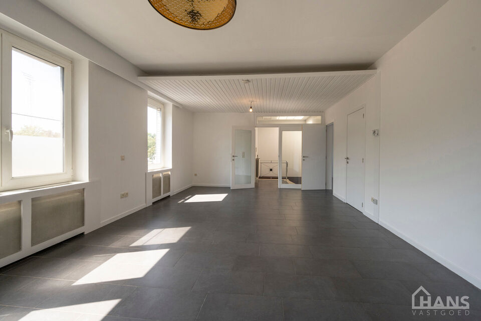 Opgefrist appartement op toffe locatie.

Lichtrijke leefruimte; ruime ge&iuml;nstalleerde keuken; veranda; terras; 2 slaapkamers; badkamer met douche in bad, toilet en wastafel in meubel.

Geen gemeenschappelijke kosten.  Nutsvoorzieningen zijn privatief.
Ges