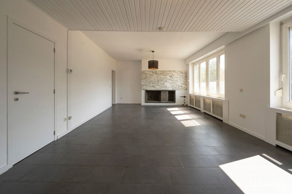 Opgefrist appartement op toffe locatie.

Lichtrijke leefruimte; ruime ge&iuml;nstalleerde keuken; veranda; terras; 2 slaapkamers; badkamer met douche in bad, toilet en wastafel in meubel.

Geen gemeenschappelijke kosten.  Nutsvoorzieningen zijn privatief.
Ges