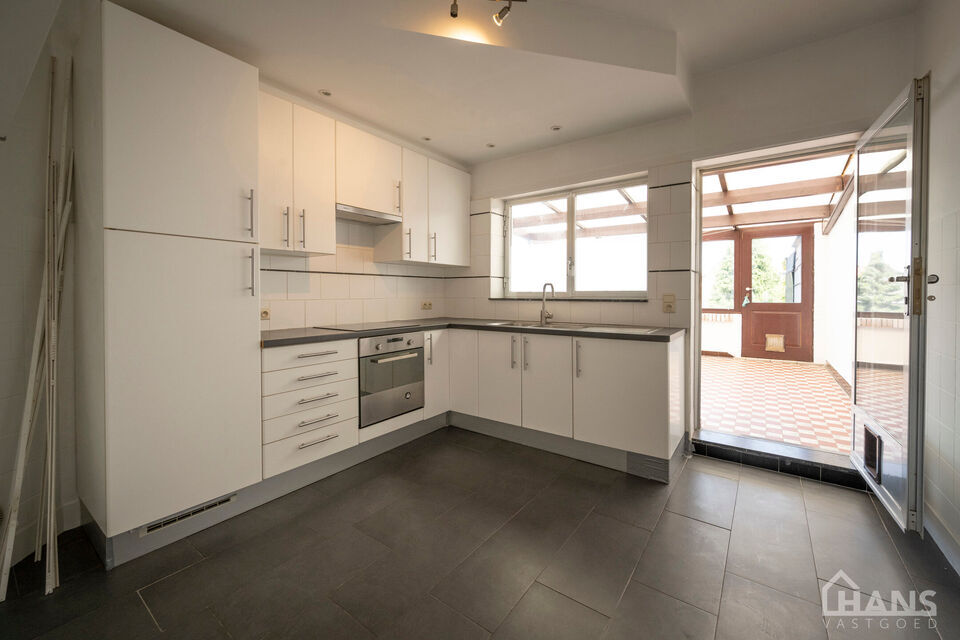 Opgefrist appartement op toffe locatie.

Lichtrijke leefruimte; ruime ge&iuml;nstalleerde keuken; veranda; terras; 2 slaapkamers; badkamer met douche in bad, toilet en wastafel in meubel.

Geen gemeenschappelijke kosten.  Nutsvoorzieningen zijn privatief.
Ges