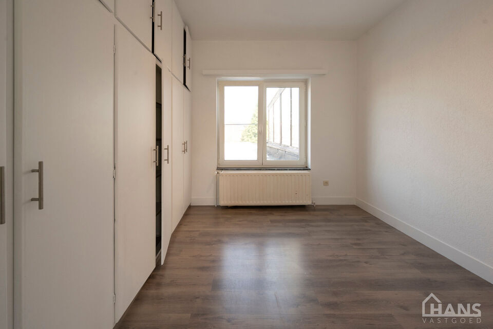 Opgefrist appartement op toffe locatie.

Lichtrijke leefruimte; ruime ge&iuml;nstalleerde keuken; veranda; terras; 2 slaapkamers; badkamer met douche in bad, toilet en wastafel in meubel.

Geen gemeenschappelijke kosten.  Nutsvoorzieningen zijn privatief.
Ges