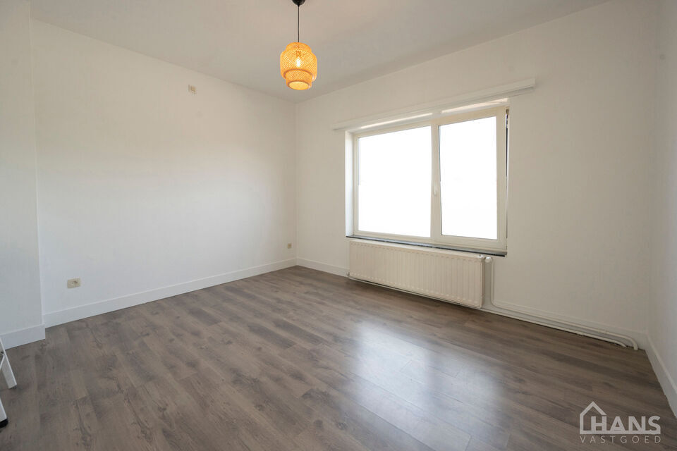 Opgefrist appartement op toffe locatie.

Lichtrijke leefruimte; ruime ge&iuml;nstalleerde keuken; veranda; terras; 2 slaapkamers; badkamer met douche in bad, toilet en wastafel in meubel.

Geen gemeenschappelijke kosten.  Nutsvoorzieningen zijn privatief.
Ges