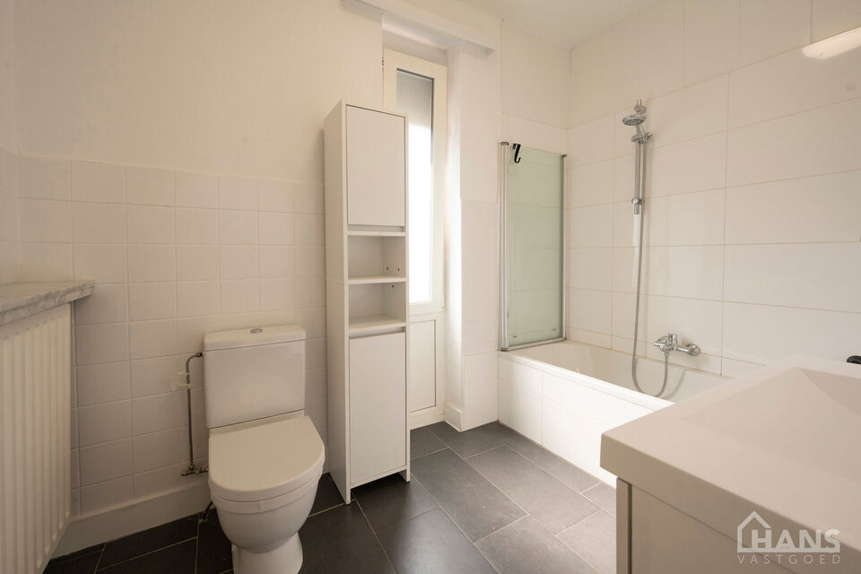 Opgefrist appartement op toffe locatie.

Lichtrijke leefruimte; ruime ge&iuml;nstalleerde keuken; veranda; terras; 2 slaapkamers; badkamer met douche in bad, toilet en wastafel in meubel.

Geen gemeenschappelijke kosten.  Nutsvoorzieningen zijn privatief.
Ges