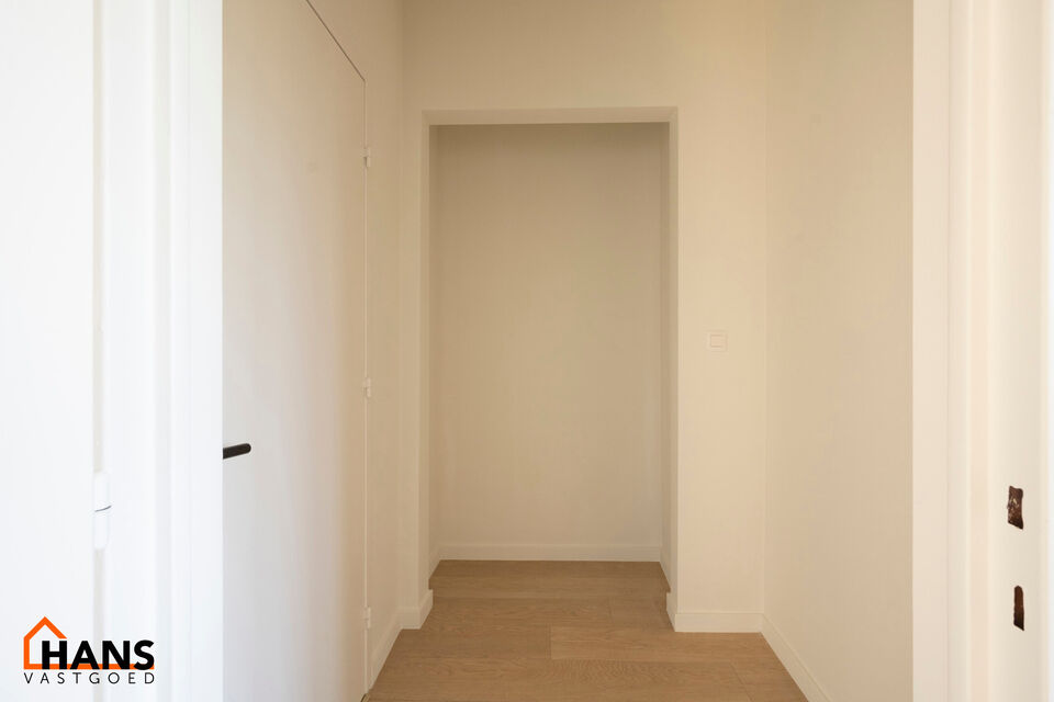 Inkomhal met nis voor vestiaire; leefruimte; open keuken met kasten, kookplaat, dampkap, spoelbak en ruimte voor koelkast en vaatwasser of wasmachine; schuifdeur naar naastgelegen slaapkamer en douchekamer met wastafel in meubel, spiegel, toilet en handdo