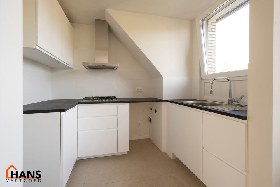 Inkomhal met nis voor vestiaire; leefruimte; open keuken met kasten, kookplaat, dampkap, spoelbak en ruimte voor koelkast en vaatwasser of wasmachine; schuifdeur naar naastgelegen slaapkamer en douchekamer met wastafel in meubel, spiegel, toilet en handdo