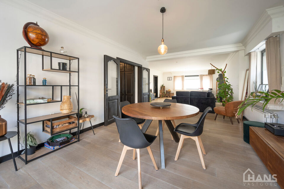 Ruime inkomhal; apart toilet; ruime leefruimte met schuifdeur naar achterliggend terras en tuin; ge&iuml;nstalleerde keuken; berging met ruimte voor wasmachine en droogkast;  2 slaapkamers; badkamer met inloopdouche, wastafel in meubel, spiegelkast en handdoe