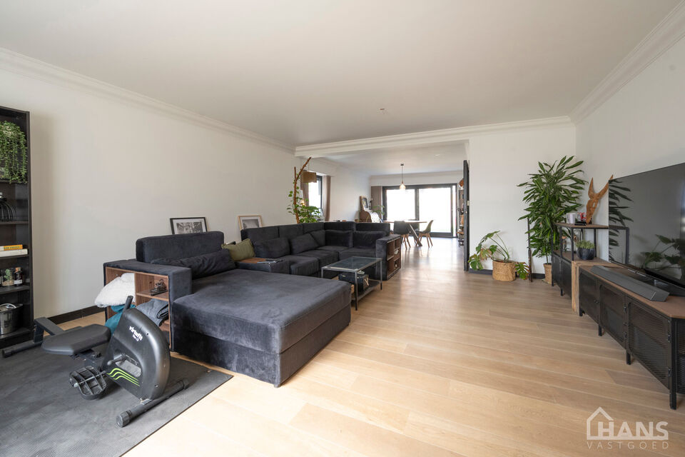 Ruime inkomhal; apart toilet; ruime leefruimte met schuifdeur naar achterliggend terras en tuin; ge&iuml;nstalleerde keuken; berging met ruimte voor wasmachine en droogkast;  2 slaapkamers; badkamer met inloopdouche, wastafel in meubel, spiegelkast en handdoe