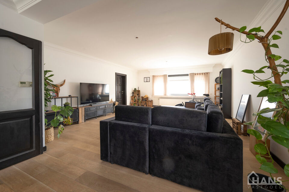 Ruime inkomhal; apart toilet; ruime leefruimte met schuifdeur naar achterliggend terras en tuin; ge&iuml;nstalleerde keuken; berging met ruimte voor wasmachine en droogkast;  2 slaapkamers; badkamer met inloopdouche, wastafel in meubel, spiegelkast en handdoe