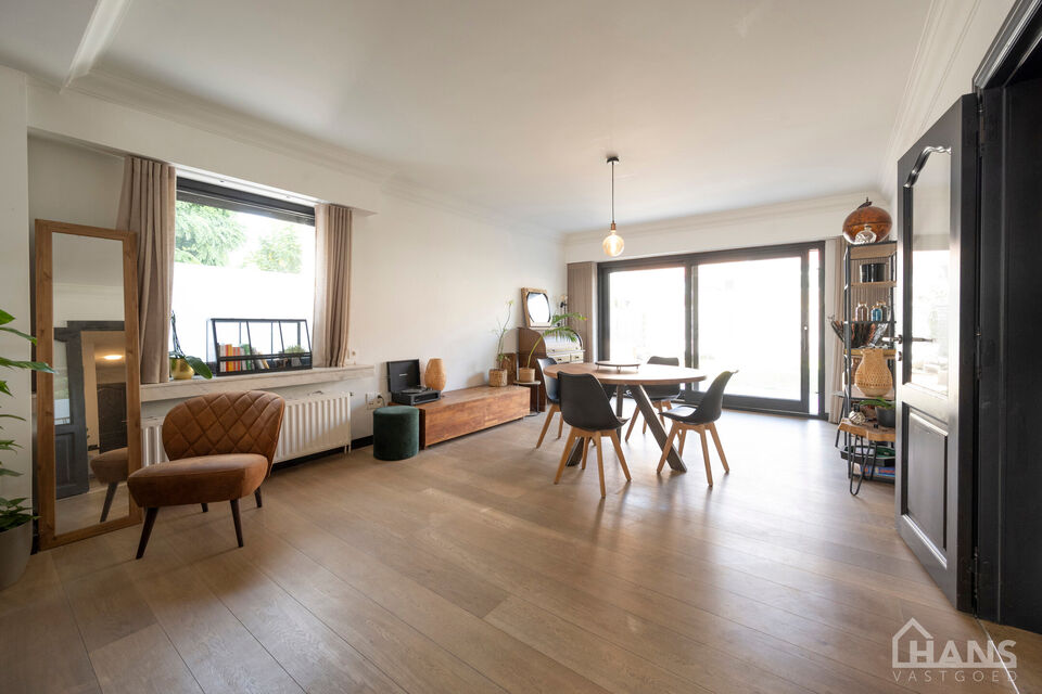 Ruime inkomhal; apart toilet; ruime leefruimte met schuifdeur naar achterliggend terras en tuin; ge&iuml;nstalleerde keuken; berging met ruimte voor wasmachine en droogkast;  2 slaapkamers; badkamer met inloopdouche, wastafel in meubel, spiegelkast en handdoe