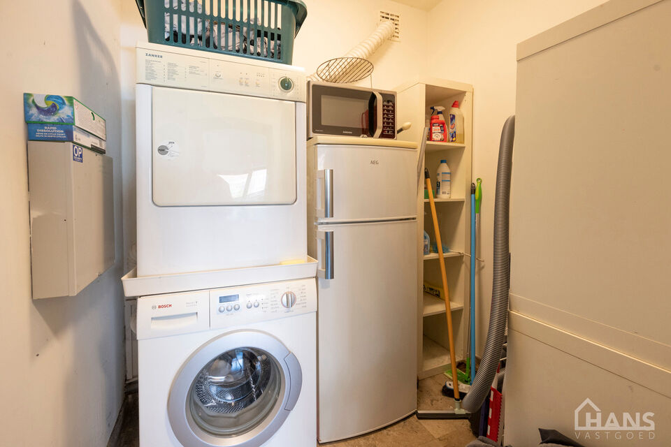 Ruime inkomhal; apart toilet; ruime leefruimte met schuifdeur naar achterliggend terras en tuin; ge&iuml;nstalleerde keuken; berging met ruimte voor wasmachine en droogkast;  2 slaapkamers; badkamer met inloopdouche, wastafel in meubel, spiegelkast en handdoe