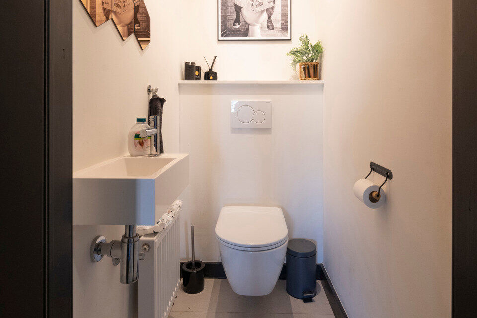 Ruime inkomhal; apart toilet; ruime leefruimte met schuifdeur naar achterliggend terras en tuin; ge&iuml;nstalleerde keuken; berging met ruimte voor wasmachine en droogkast;  2 slaapkamers; badkamer met inloopdouche, wastafel in meubel, spiegelkast en handdoe