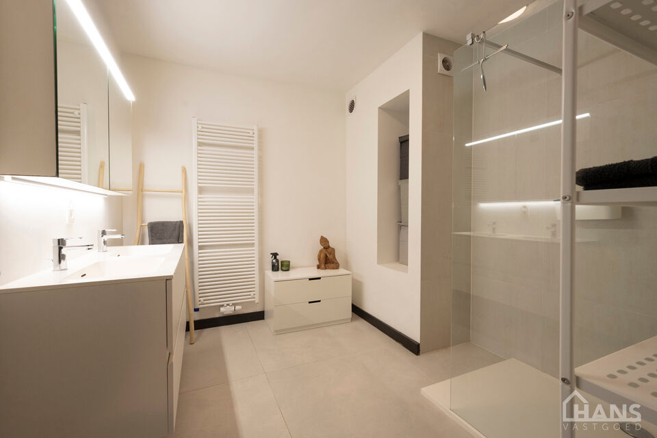 Ruime inkomhal; apart toilet; ruime leefruimte met schuifdeur naar achterliggend terras en tuin; ge&iuml;nstalleerde keuken; berging met ruimte voor wasmachine en droogkast;  2 slaapkamers; badkamer met inloopdouche, wastafel in meubel, spiegelkast en handdoe