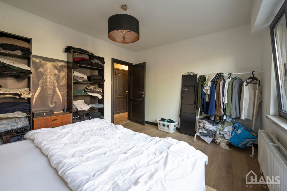 Ruime inkomhal; apart toilet; ruime leefruimte met schuifdeur naar achterliggend terras en tuin; ge&iuml;nstalleerde keuken; berging met ruimte voor wasmachine en droogkast;  2 slaapkamers; badkamer met inloopdouche, wastafel in meubel, spiegelkast en handdoe