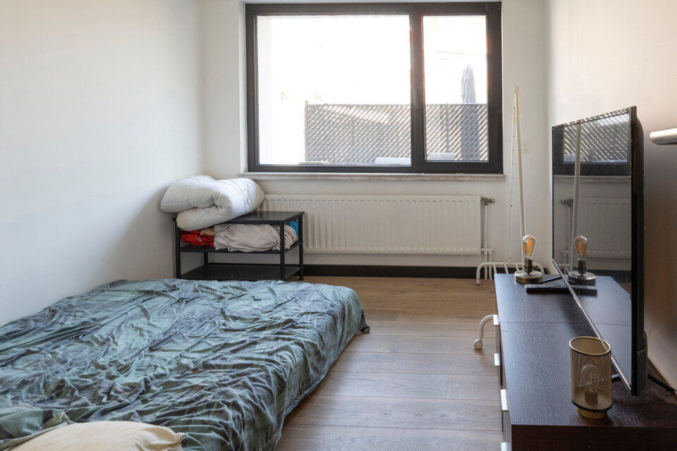 Ruime inkomhal; apart toilet; ruime leefruimte met schuifdeur naar achterliggend terras en tuin; ge&iuml;nstalleerde keuken; berging met ruimte voor wasmachine en droogkast;  2 slaapkamers; badkamer met inloopdouche, wastafel in meubel, spiegelkast en handdoe
