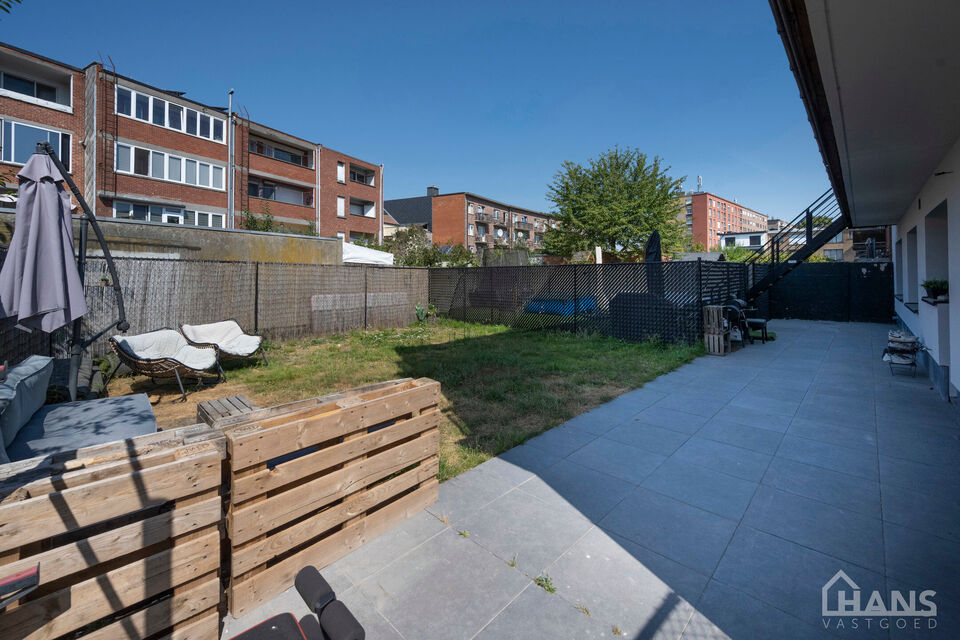 Ruime inkomhal; apart toilet; ruime leefruimte met schuifdeur naar achterliggend terras en tuin; ge&iuml;nstalleerde keuken; berging met ruimte voor wasmachine en droogkast;  2 slaapkamers; badkamer met inloopdouche, wastafel in meubel, spiegelkast en handdoe