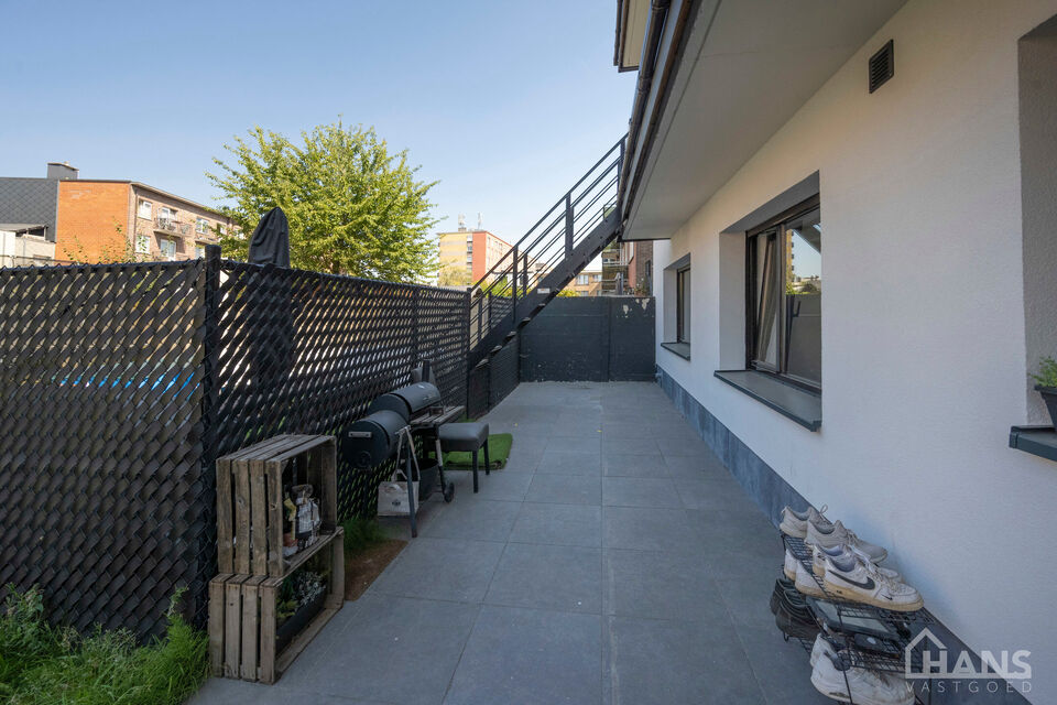 Ruime inkomhal; apart toilet; ruime leefruimte met schuifdeur naar achterliggend terras en tuin; ge&iuml;nstalleerde keuken; berging met ruimte voor wasmachine en droogkast;  2 slaapkamers; badkamer met inloopdouche, wastafel in meubel, spiegelkast en handdoe