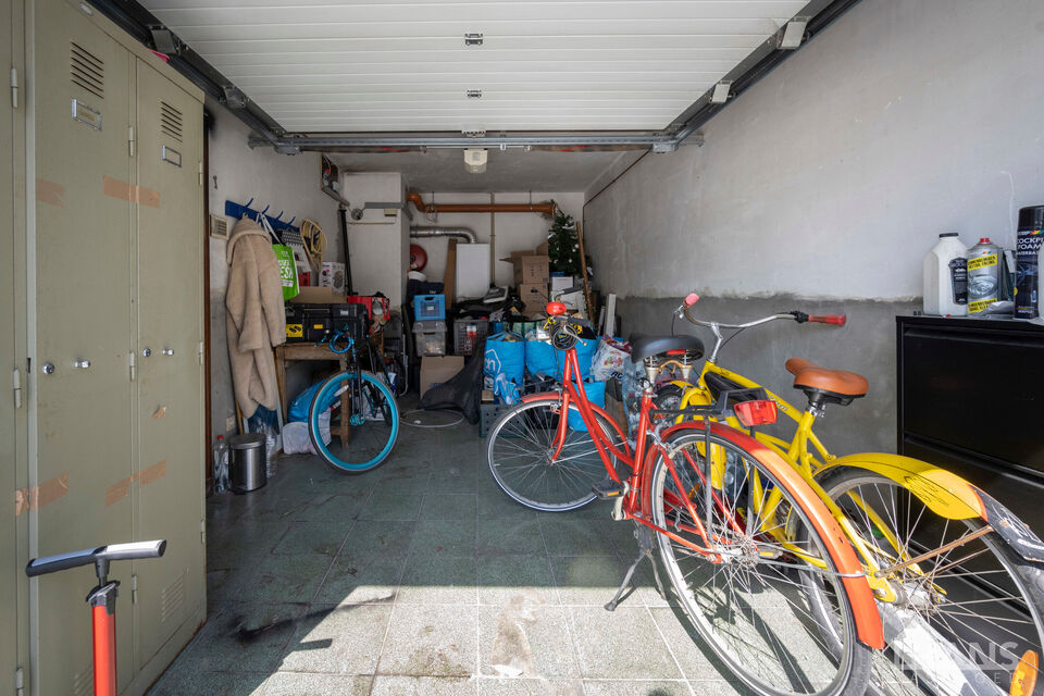 Ruime inkomhal; apart toilet; ruime leefruimte met schuifdeur naar achterliggend terras en tuin; ge&iuml;nstalleerde keuken; berging met ruimte voor wasmachine en droogkast;  2 slaapkamers; badkamer met inloopdouche, wastafel in meubel, spiegelkast en handdoe