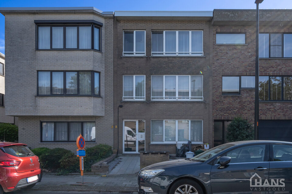 Inkomhal; apart toilet; leefruimte; keuken met aansluitende berging; badkamer met ligbad; 2 slaapkamers, waarvan de kleinste toegang verleent naar het achterliggend terras.

Geschikt voor maximaal 4 personen.
Gemeenschappelijke kosten: 10 EUR voor de minu