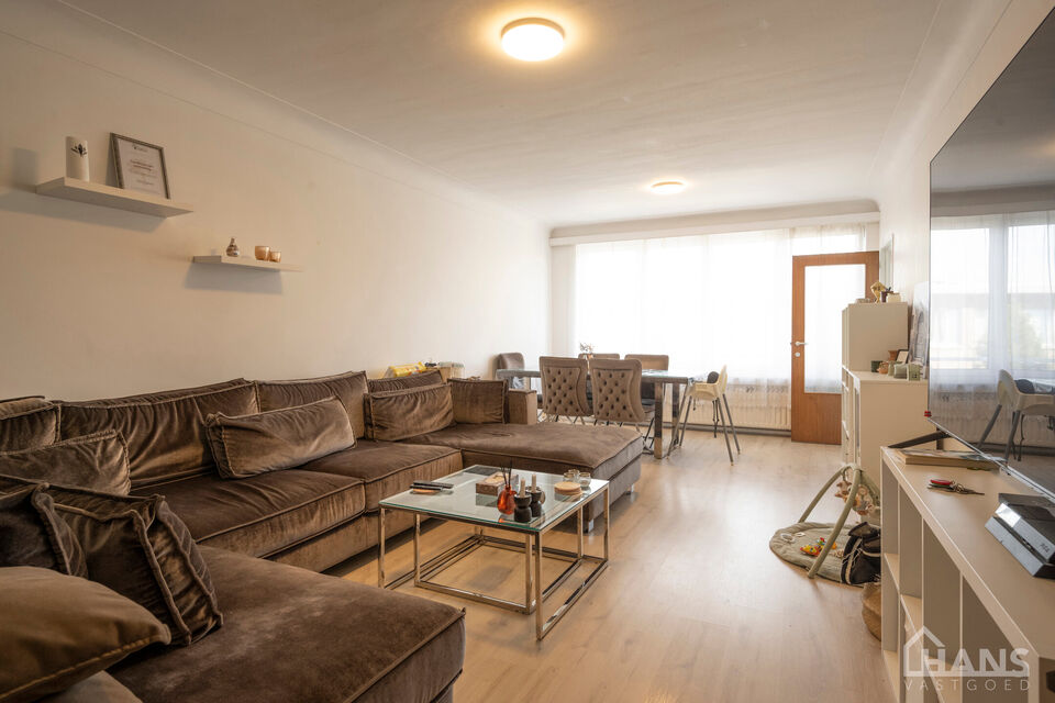 Inkomhal; apart toilet; leefruimte; keuken met aansluitende berging; badkamer met ligbad; 2 slaapkamers, waarvan de kleinste toegang verleent naar het achterliggend terras.

Geschikt voor maximaal 4 personen.
Gemeenschappelijke kosten: 10 EUR voor de minu