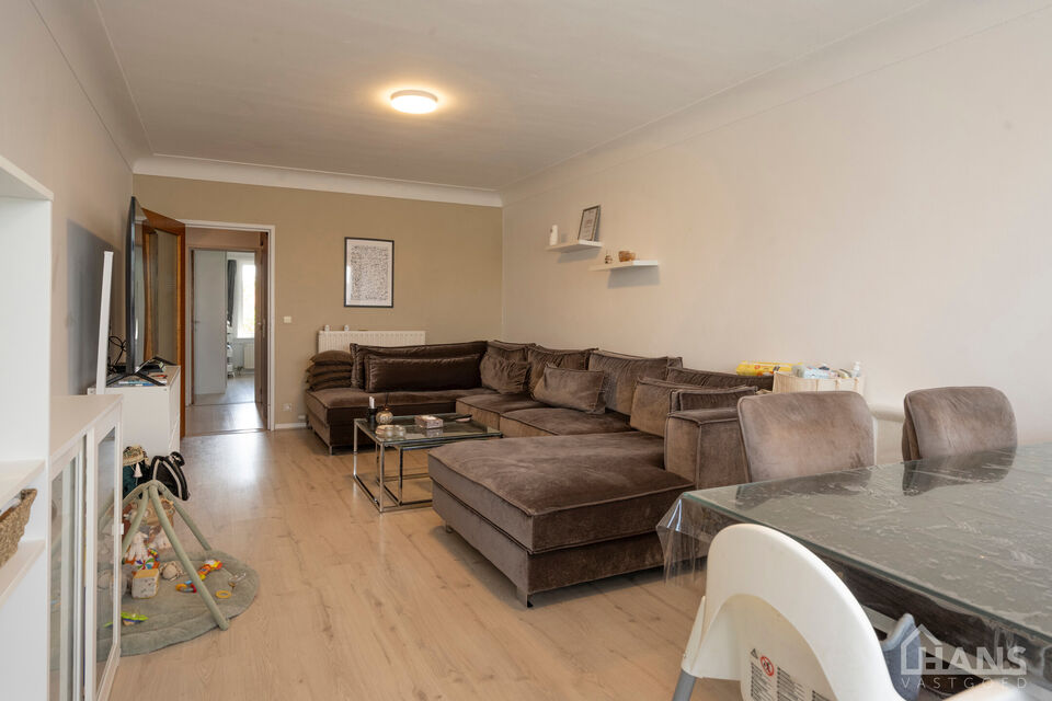 Inkomhal; apart toilet; leefruimte; keuken met aansluitende berging; badkamer met ligbad; 2 slaapkamers, waarvan de kleinste toegang verleent naar het achterliggend terras.

Geschikt voor maximaal 4 personen.
Gemeenschappelijke kosten: 10 EUR voor de minu