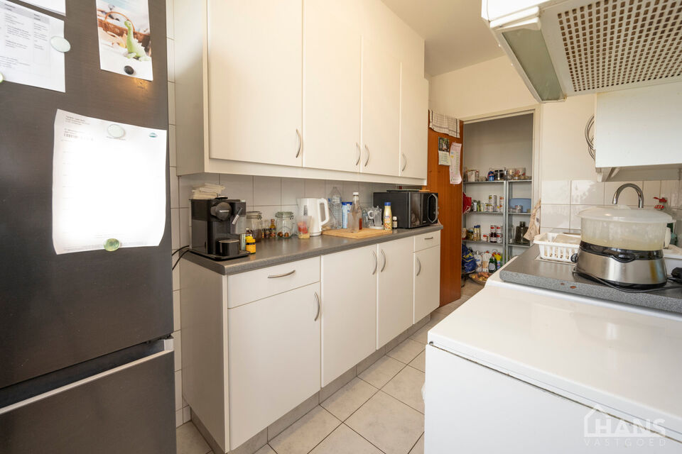 Inkomhal; apart toilet; leefruimte; keuken met aansluitende berging; badkamer met ligbad; 2 slaapkamers, waarvan de kleinste toegang verleent naar het achterliggend terras.

Geschikt voor maximaal 4 personen.
Gemeenschappelijke kosten: 10 EUR voor de minu