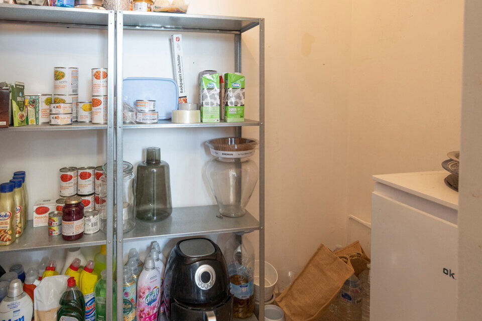 Inkomhal; apart toilet; leefruimte; keuken met aansluitende berging; badkamer met ligbad; 2 slaapkamers, waarvan de kleinste toegang verleent naar het achterliggend terras.

Geschikt voor maximaal 4 personen.
Gemeenschappelijke kosten: 10 EUR voor de minu