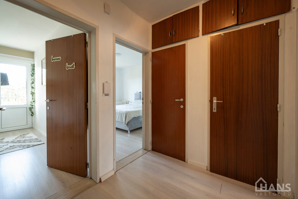 Inkomhal; apart toilet; leefruimte; keuken met aansluitende berging; badkamer met ligbad; 2 slaapkamers, waarvan de kleinste toegang verleent naar het achterliggend terras.

Geschikt voor maximaal 4 personen.
Gemeenschappelijke kosten: 10 EUR voor de minu