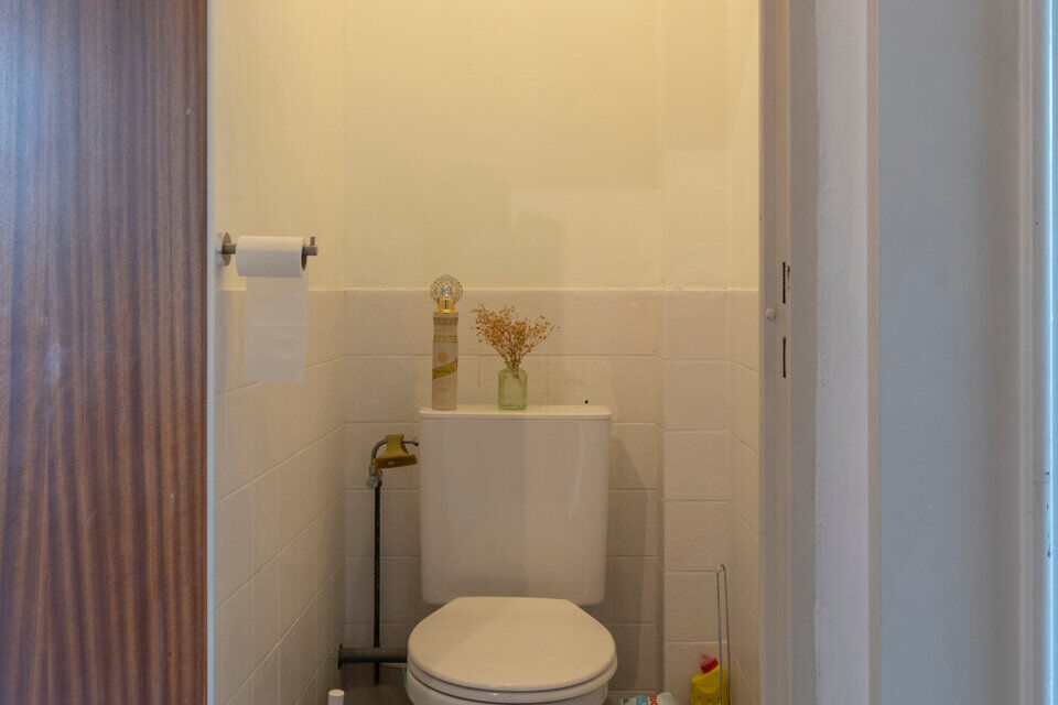 Inkomhal; apart toilet; leefruimte; keuken met aansluitende berging; badkamer met ligbad; 2 slaapkamers, waarvan de kleinste toegang verleent naar het achterliggend terras.

Geschikt voor maximaal 4 personen.
Gemeenschappelijke kosten: 10 EUR voor de minu