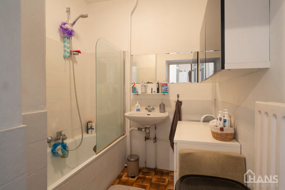 Inkomhal; apart toilet; leefruimte; keuken met aansluitende berging; badkamer met ligbad; 2 slaapkamers, waarvan de kleinste toegang verleent naar het achterliggend terras.

Geschikt voor maximaal 4 personen.
Gemeenschappelijke kosten: 10 EUR voor de minu