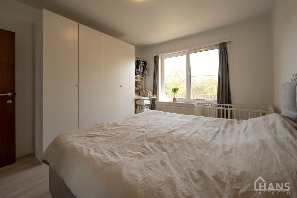 Inkomhal; apart toilet; leefruimte; keuken met aansluitende berging; badkamer met ligbad; 2 slaapkamers, waarvan de kleinste toegang verleent naar het achterliggend terras.

Geschikt voor maximaal 4 personen.
Gemeenschappelijke kosten: 10 EUR voor de minu