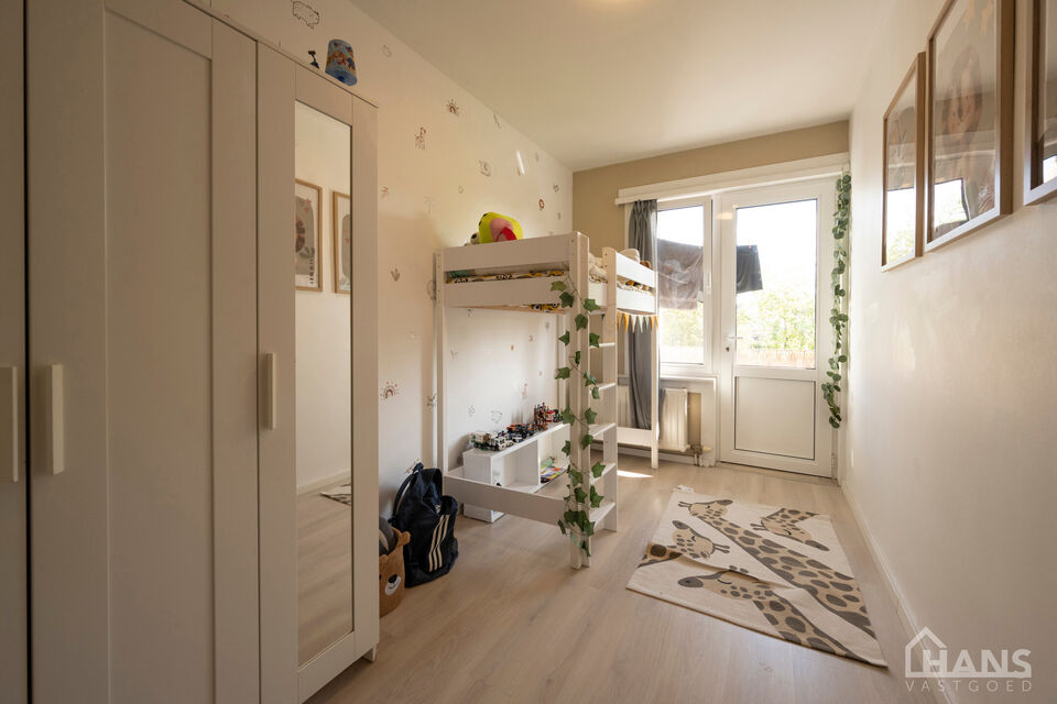 Inkomhal; apart toilet; leefruimte; keuken met aansluitende berging; badkamer met ligbad; 2 slaapkamers, waarvan de kleinste toegang verleent naar het achterliggend terras.

Geschikt voor maximaal 4 personen.
Gemeenschappelijke kosten: 10 EUR voor de minu