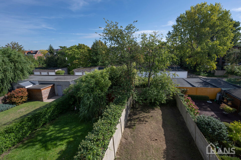 Inkomhal; apart toilet; leefruimte; keuken met aansluitende berging; badkamer met ligbad; 2 slaapkamers, waarvan de kleinste toegang verleent naar het achterliggend terras.

Geschikt voor maximaal 4 personen.
Gemeenschappelijke kosten: 10 EUR voor de minu