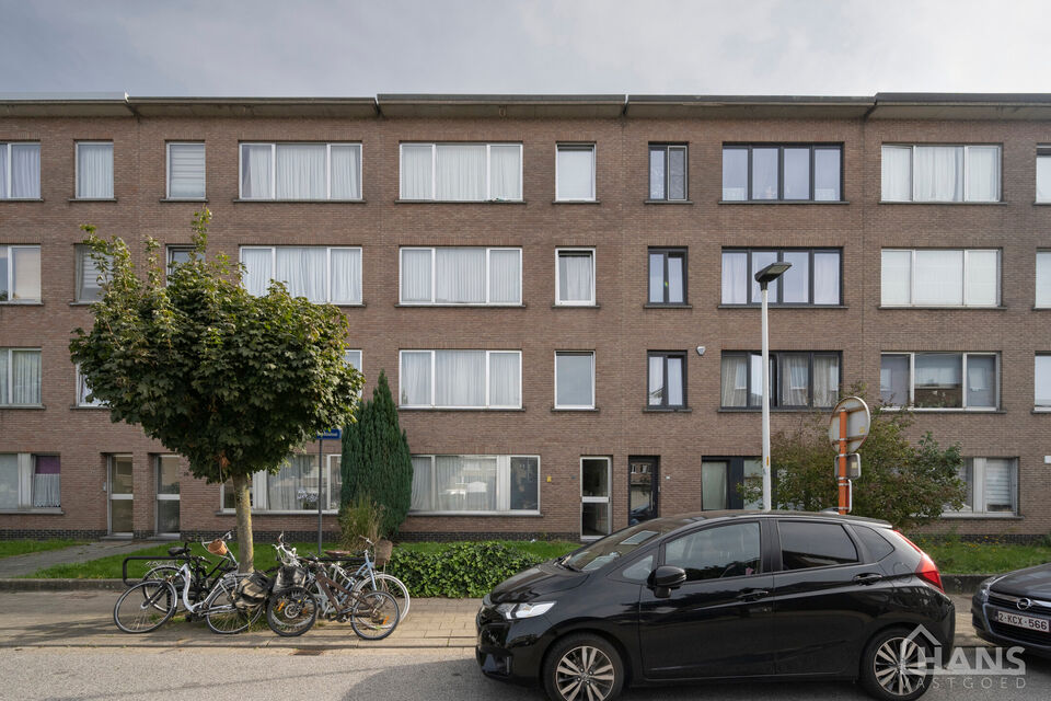 Inkomhal; toilet; leefruimte; keuken met kasten, kookplaat, dampkap, oven en ruimte voor een eigen koelkast/diepvries en vaatwasser; berging met aansluiting voor wasmachine/droogkast; badkamer met inloopdouche, spiegelkast, wastafel in meubel en handdoekd