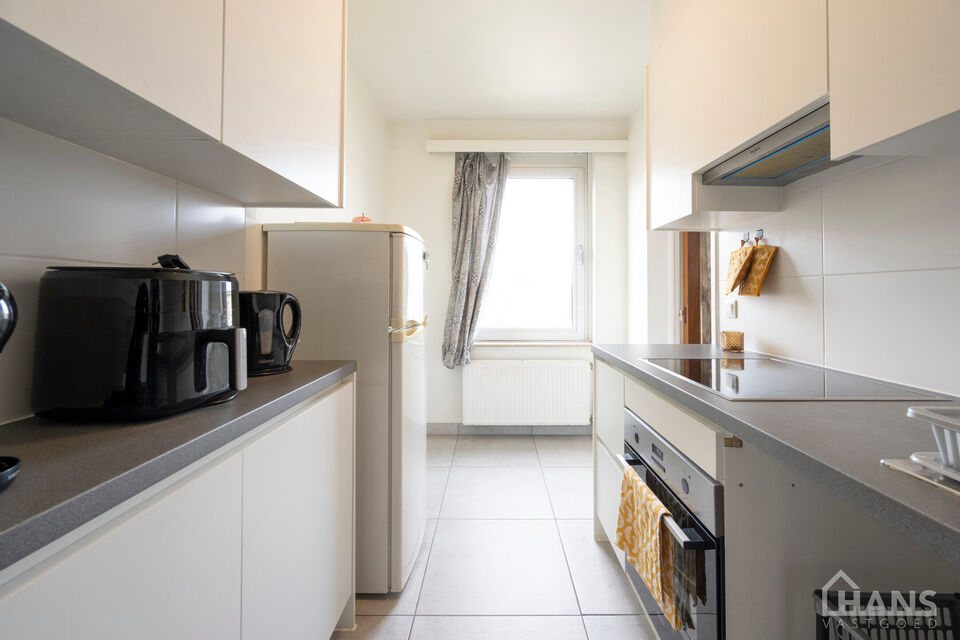Inkomhal; toilet; leefruimte; keuken met kasten, kookplaat, dampkap, oven en ruimte voor een eigen koelkast/diepvries en vaatwasser; berging met aansluiting voor wasmachine/droogkast; badkamer met inloopdouche, spiegelkast, wastafel in meubel en handdoekd