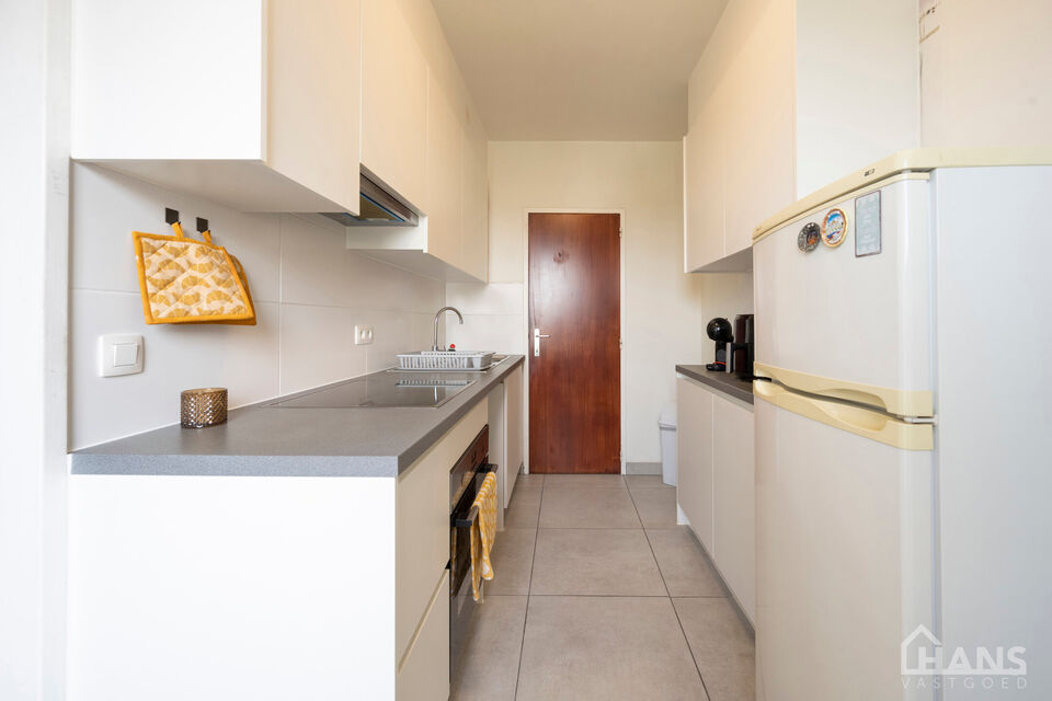 Inkomhal; toilet; leefruimte; keuken met kasten, kookplaat, dampkap, oven en ruimte voor een eigen koelkast/diepvries en vaatwasser; berging met aansluiting voor wasmachine/droogkast; badkamer met inloopdouche, spiegelkast, wastafel in meubel en handdoekd