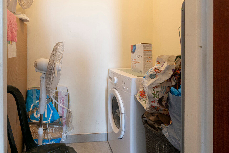 Inkomhal; toilet; leefruimte; keuken met kasten, kookplaat, dampkap, oven en ruimte voor een eigen koelkast/diepvries en vaatwasser; berging met aansluiting voor wasmachine/droogkast; badkamer met inloopdouche, spiegelkast, wastafel in meubel en handdoekd