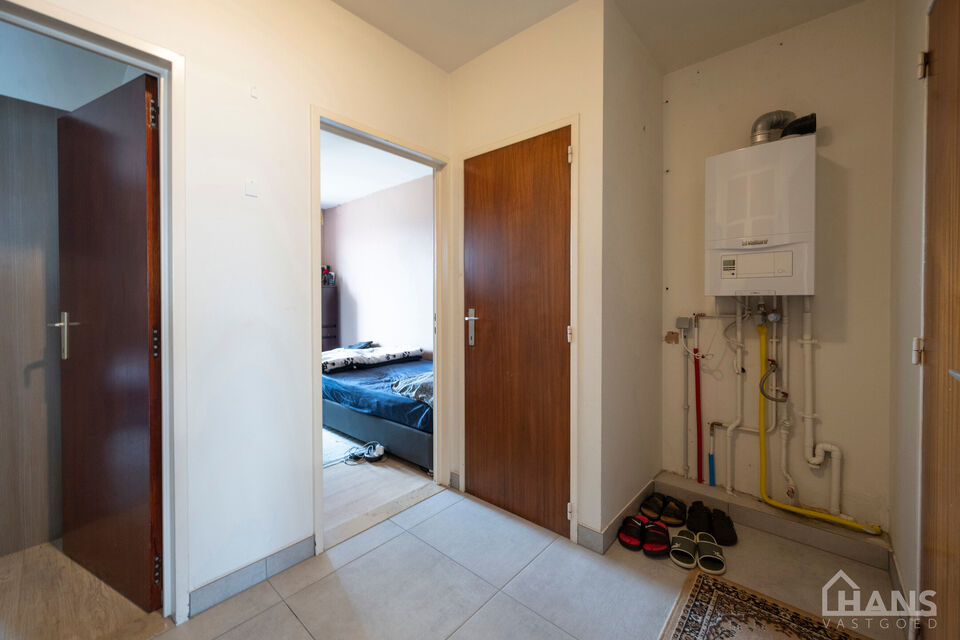 Inkomhal; toilet; leefruimte; keuken met kasten, kookplaat, dampkap, oven en ruimte voor een eigen koelkast/diepvries en vaatwasser; berging met aansluiting voor wasmachine/droogkast; badkamer met inloopdouche, spiegelkast, wastafel in meubel en handdoekd